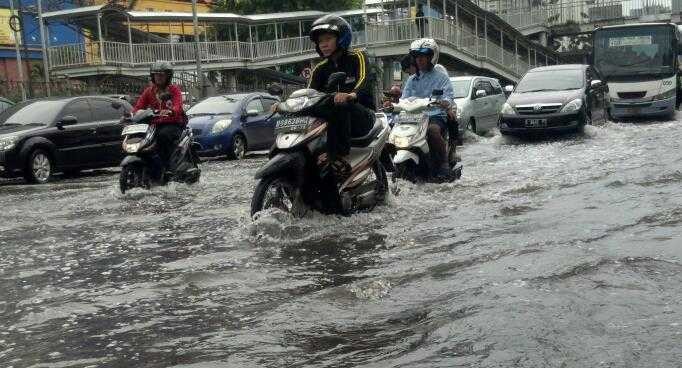 Banjir di Depan Mangga Dua Square & WTC Mangga Dua Masih 50 Cm Banjir di Depan Mangga Dua Square & WTC Mangga Dua Masih 50 Cm