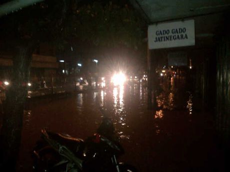 YOUTUBE JAKARTA BANJIR 2013 Pintu Air Jebol (VIDEO) 