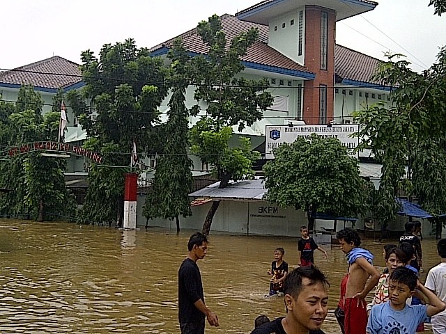 Banjir 1 Meter, Sekolah Favorit di Jakarta SMU 8 Libur Banjir 1 Meter, Sekolah Favorit di Jakarta SMU 8 Libur