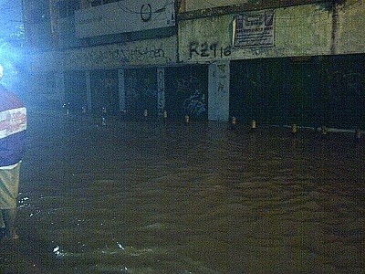 Banjir di Kampung Pulo Belum Surut, Jatinegara-Matraman Masih Ditutup Banjir di Kampung Pulo Belum Surut, Jatinegara-Matraman Masih Ditutup