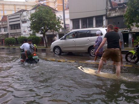 GAMBAR LUCU BULE MAIN SELANCAR Video banjir Jakarta 2013 