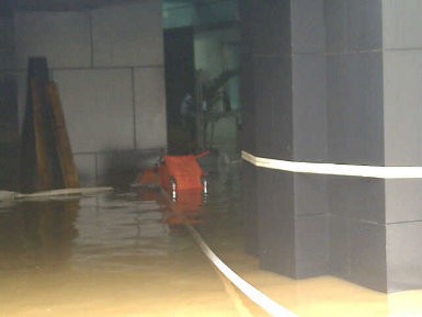 Kisah Heroik Penyelamatan Korban \Tsunami\ di Plaza UOB Kisah Heroik Penyelamatan Korban \Tsunami\ di Plaza UOB