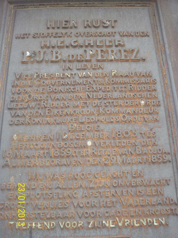 Keterangan lengkap tentang orang yang ,meninggal. Rata-rata makam ini sudah berusia ratusan tahun. Terlihat dari angka yang terpahat di makam tersebut.