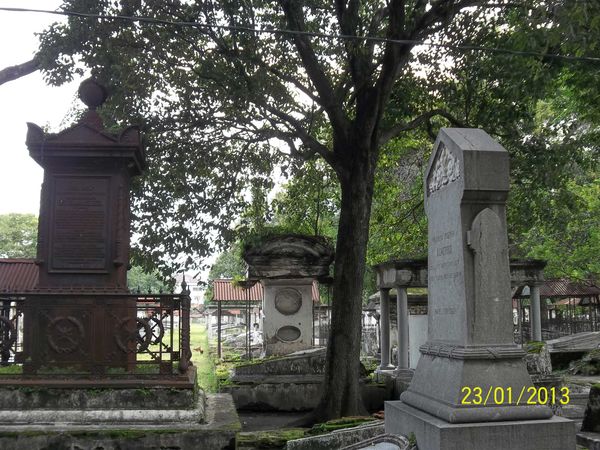 Makam Belanda Terbuat Dari Logam Dan Batu Tembok. Bentuk bangunan makam dengan arsitek yang unik menambah daya tarik wisata