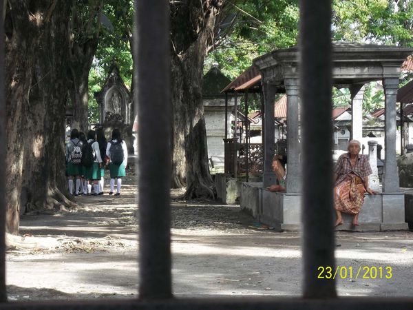 Makam tua Belanda di Peneleh Surabaya sepintas menyeramkam namun banyak wisatawan berkunjung ke sana. Termasuk anak-anak sekolah ini. Entah apa yang dikerjakan mereka. Sekedar berfoto bersama atau yang lain. Ada orang tua juga meminta sedekah dari pengunjung yang datang