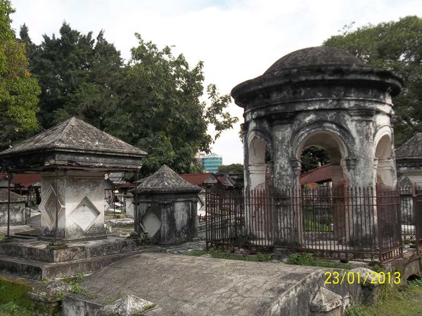 Siapa takut. Makam tua Belanda yang berusia ratusan tahun ini memiliki bentuk arsitektur yang menarik minat banyak wisatawan