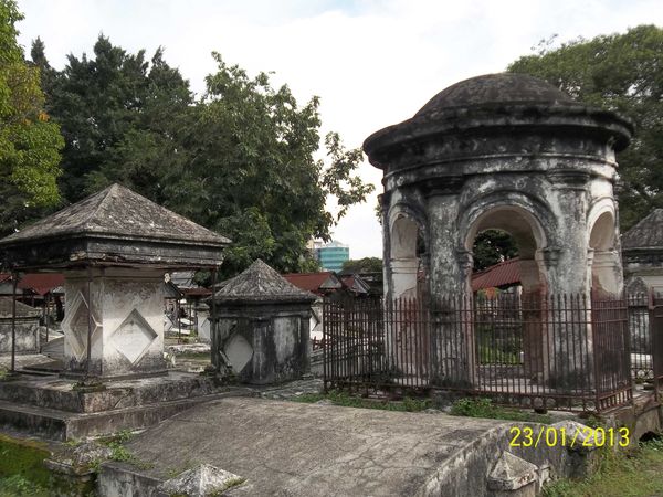 Siapa takut. Makam tua Belanda yang berusia ratusan tahun ini memiliki bentuk arsitektur yang menarik minat banyak wisatawan                                                                                                                                                                       