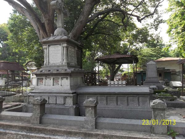 Bentuk bangunan dengan arsitektur menarik dan pepohonan yang rindang menambah suasana angker makam Belanda Peneleh