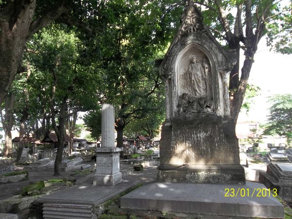 Ada juga makam Belanda dengan ornamen patung Yesus Kristus