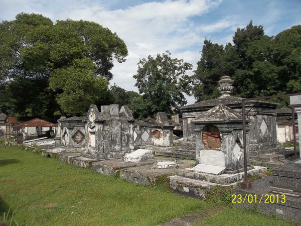 Makam Belanda berusia ratusan tahun ini dengan pepohonan rindang di sekitarnya. Sebagian orang telah menjarah isinya untuk mengambil harta benda yang juga ikut terkubur. Makam tua Belanda di Peneleh menjadi objek wisata apik Kota Pahlawan ini