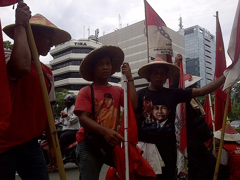 Kisah Petani Blitar Jalan Kaki 21 Hari ke KPK Demi Cari Keadilan Kisah Petani Blitar Jalan Kaki 21 Hari ke KPK Demi Cari Keadilan