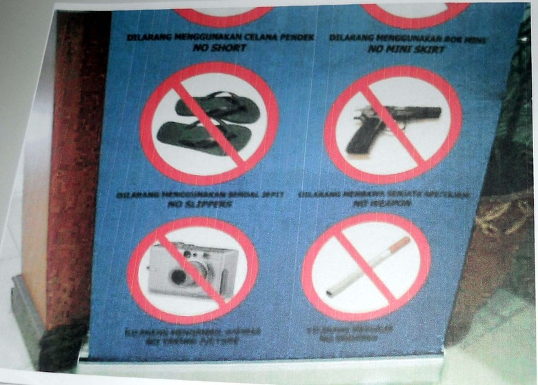 Kasus Sandal Jepit, Dosen UGM Akhirnya ke Imigrasi Pakai Sepatu Kasus Sandal Jepit, Dosen UGM Akhirnya ke Imigrasi Pakai Sepatu
