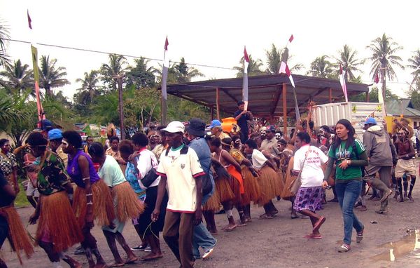 Wanita Suku Kamoro menari dengan penuh semangat