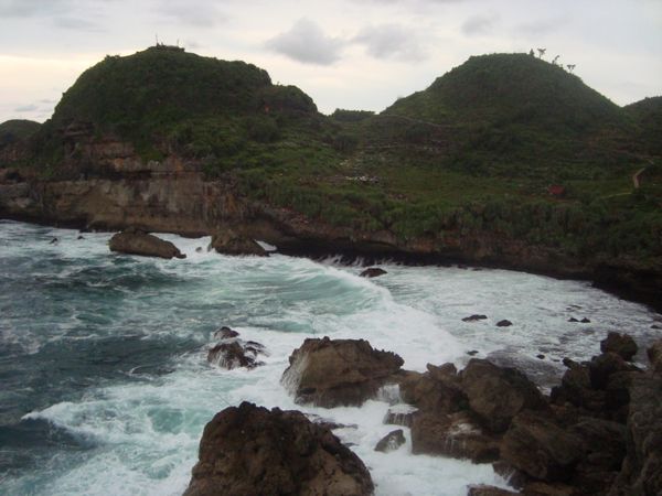 Karang Raksasa di Pantai Sembukan