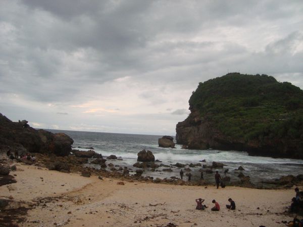 Pantai dengan batuan karang yang berserakan