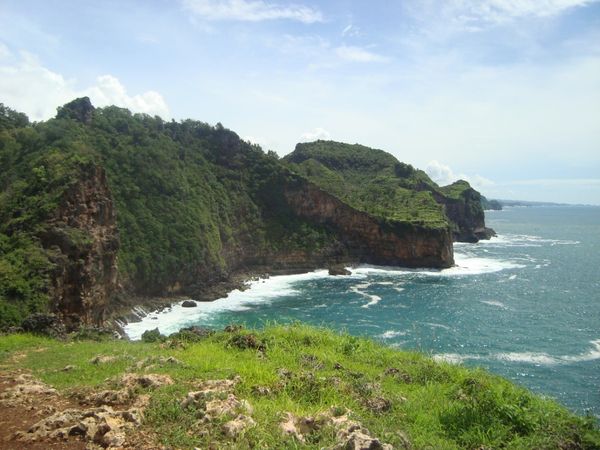 Deretan pemecah ombak dari atas bukit