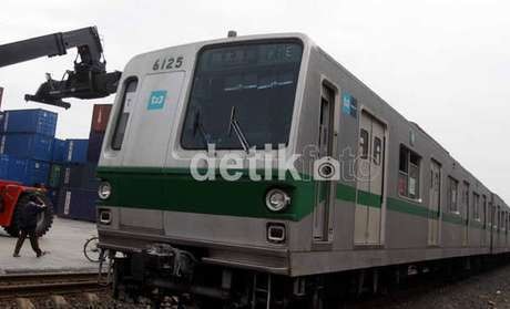 Kereta Dilempari Botol Berisi Miras di Rangkasbitung, 3 Penumpang Terluka Kereta Dilempari Botol Berisi Miras di Rangkasbitung, 3 Penumpang Terluka