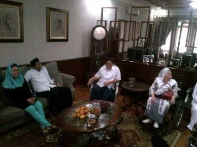 Yenny & Keluarga Ciganjur ke Rumah Anas Jenguk KH Attabik Ali Yenny & Keluarga Ciganjur ke Rumah Anas Jenguk KH Attabik Ali