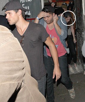 Pasca Putus dari Robert, Kristen Stewart Sering Jalan Bareng Taylor Lautner Pasca Putus dari Robert, Kristen Stewart Sering Jalan Bareng Taylor Lautner