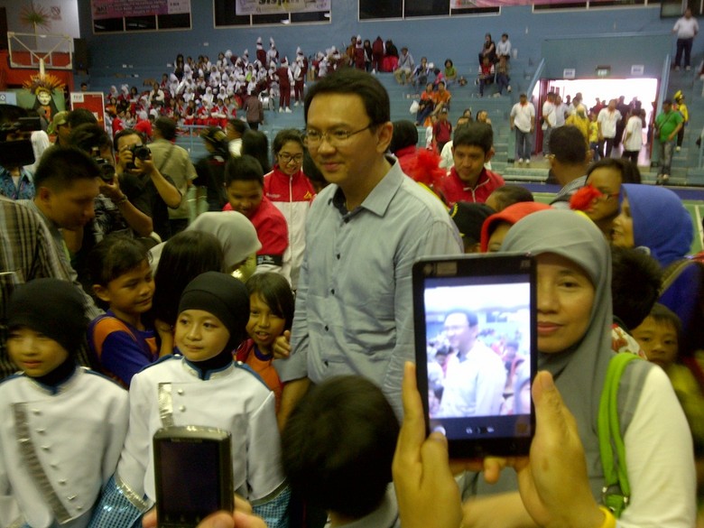 Ahok Tepuk Tangan Saksikan \Pertarungan\ UI vs RGP di GOR Soemantri Ahok Tepuk Tangan Saksikan \Pertarungan\ UI vs RGP di GOR Soemantri