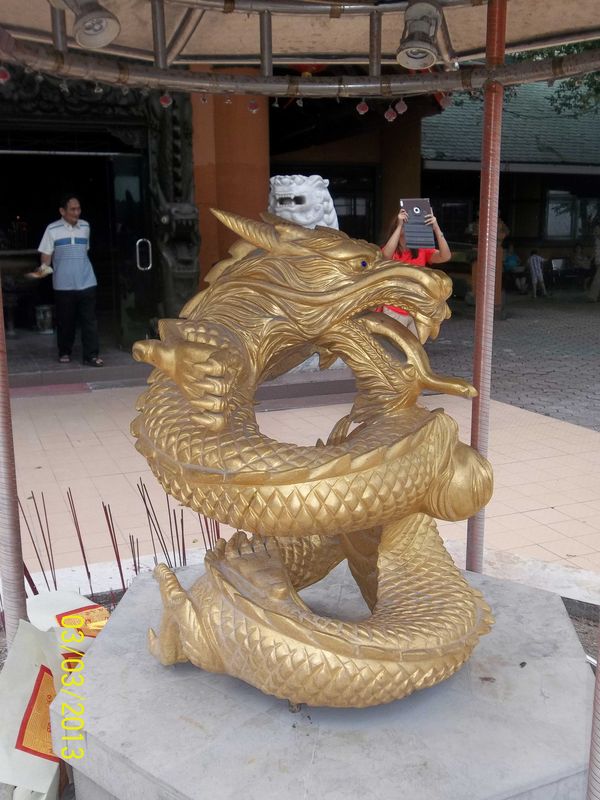 Kaum Tionghoa meyakini bahwa naga merupakan hewan keramat