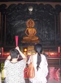 Memuja Sang Sidarta Budha Gautama dengan membakar lidi yuswa