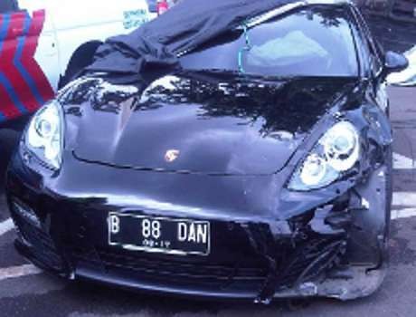 Polisi Tunjukkan Rekaman CCTV Kecelakaan Porsche di SCBD Polisi Tunjukkan Rekaman CCTV Kecelakaan Porsche di SCBD