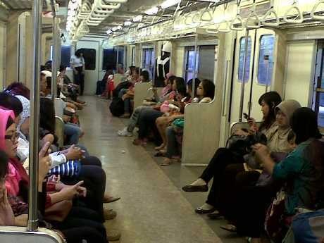 Kemenhub: Subsidi Tiket KRL Ekonomi AC untuk Pemilik KJS, KJP & Gakin Kemenhub: Subsidi Tiket KRL Ekonomi AC untuk Pemilik KJS, KJP & Gakin