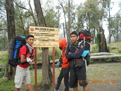 Menyentuh Puncak Para Dewa Gunung Semeru Menyentuh Puncak Para Dewa Gunung Semeru