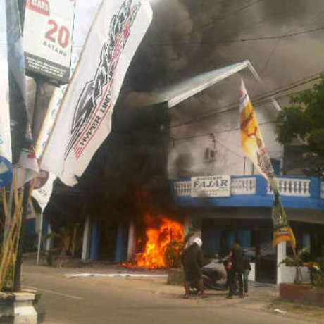 Palopo Pos Dibakar Massa dengan Tabung Gas dan Bom Molotov Palopo Pos Dibakar Massa dengan Tabung Gas dan Bom Molotov