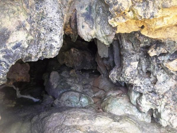 Gua-gua kecil di Pantai Jogan