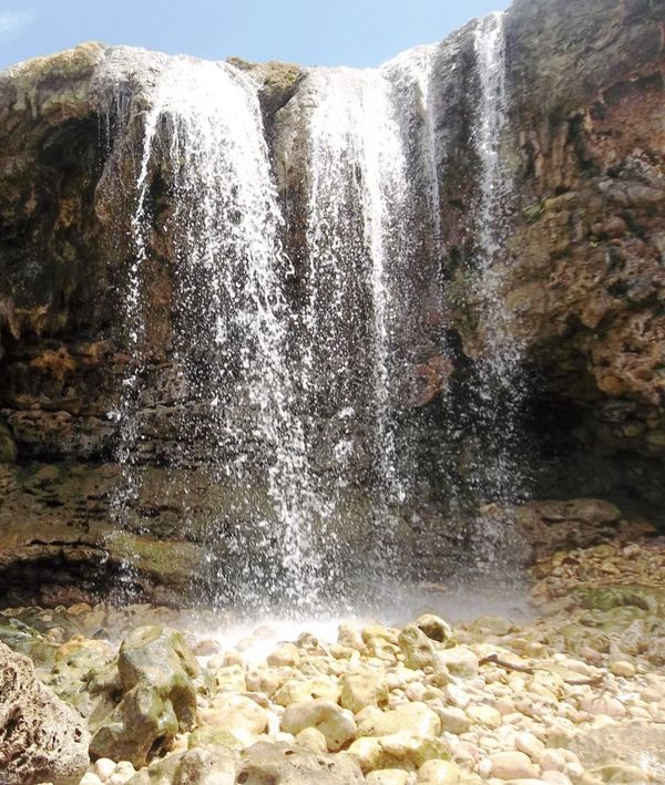 Air terjun rasanya tawar, tapi depan laut lepas..airnya asin