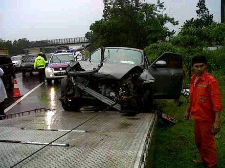 Tol Cipularang kembali memakan korban, kali ini kecelakaan antara Xenia dan Nissan Juke menewaskan 5 orang penumpang Xenia