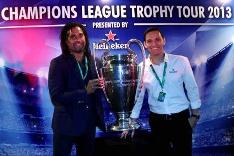 Foto Bareng Trofi Liga Champions, Yuk Foto Bareng Trofi Liga Champions, Yuk
