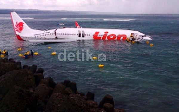 Pesawat Lion Air Jatuh ke Laut 13 April 2013