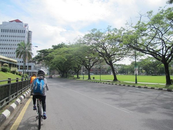 GBR SUMBER :http://travel.detik.com/readfoto/2013/04/22/154606/2227135/1384/5/kuching-kota-di-malaysia-yang-bersih-banget