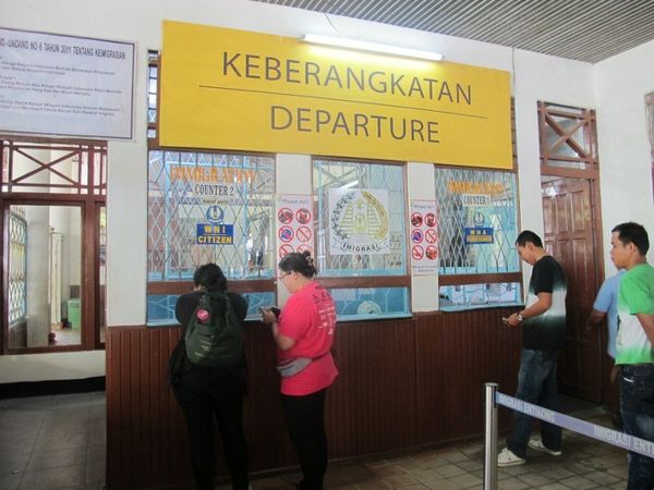 Seperti Inilah Perbatasan Indonesia-Malaysia di Entikong 093613_gerbang1