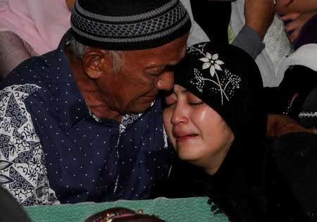 Istri Uje Kembali Pingsan di Pemakaman Istri Uje Kembali Pingsan di Pemakaman