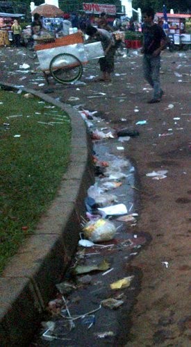 Massa Buruh Tinggalkan Sampah, Jokowi: Mestinya yang Demo Nyapu Jalan Massa Buruh Tinggalkan Sampah, Jokowi: Mestinya yang Demo Nyapu Jalan