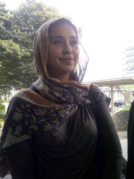 Ayu Azhari Serahkan Bukti Percakapan SMS dengan Fathanah ke KPK Ayu Azhari Serahkan Bukti Percakapan SMS dengan Fathanah ke KPK
