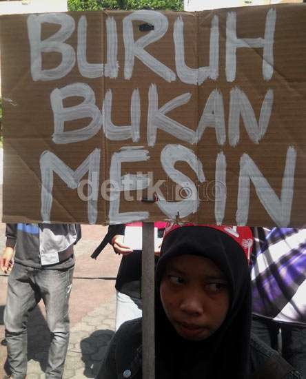 Buruh Pabrik di Tangerang Dipaksa Bekerja 18 Jam/Hari untuk Membuat Kuali Buruh Pabrik di Tangerang Dipaksa Bekerja 18 Jam/Hari untuk Membuat Kuali