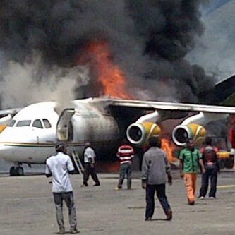 Pesawat Terbakar karena Muatan Drum BBM yang Jatuh dari Forklift Pesawat Terbakar karena Muatan Drum BBM yang Jatuh dari Forklift