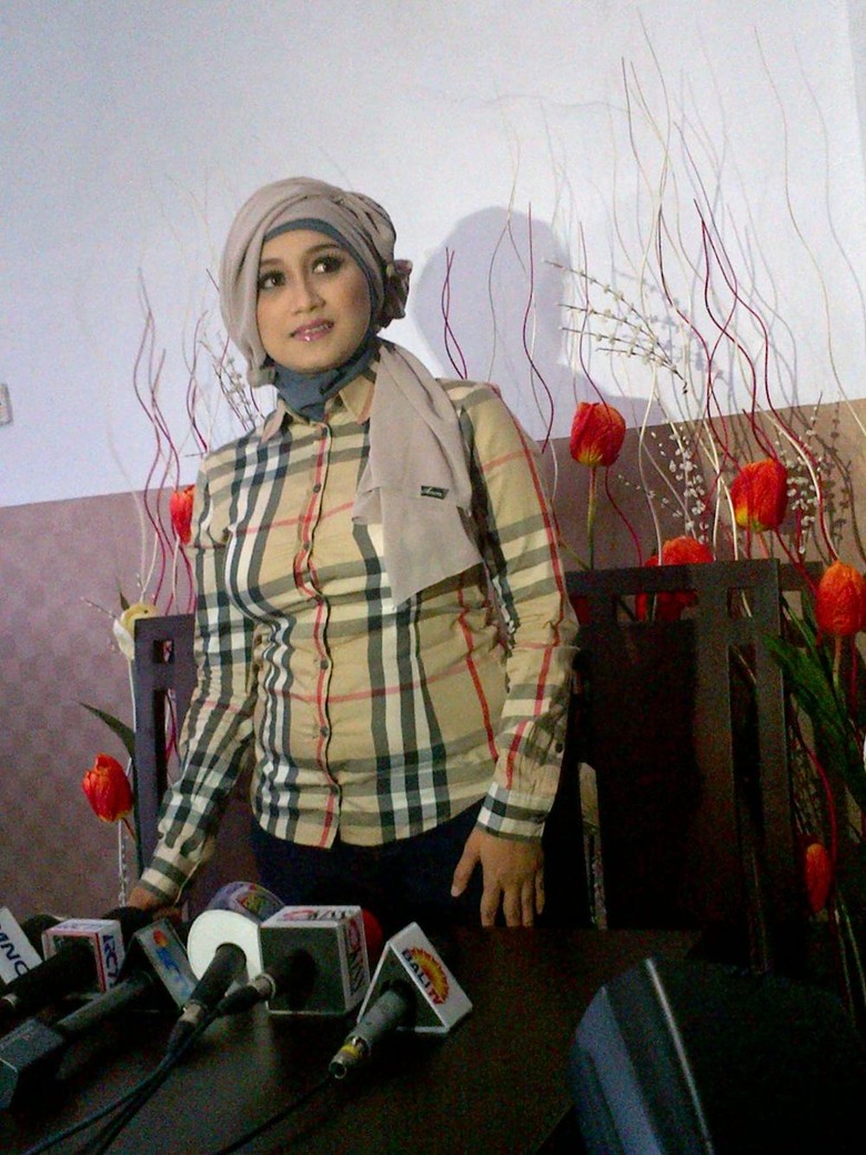 Terancam Tak Ada Nafkah dari Fathanah, Sefti Bersiap Nyanyi Dangdut Lagi Terancam Tak Ada Nafkah dari Fathanah, Sefti Bersiap Nyanyi Dangdut Lagi