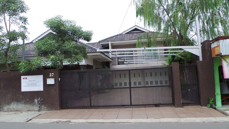 Rumah Luthfi Hasan Resmi Disegel KPK Rumah Luthfi Hasan Resmi Disegel KPK