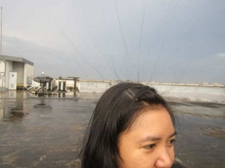 VIDEO UNIK RAMBUT BERDIRI SETELAH HUJAN BESAR DI JAKARTA Kronologis Penyebab Rambut Desy Berdiri Di Rooftop Bangunan Tinggi