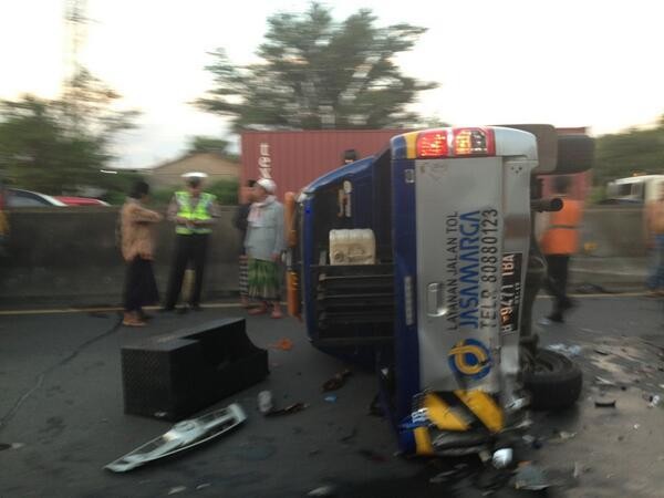 Innova Tabrak Pikap Jasa Marga di Tol Bekasi Timur, Lalin Macet 7 Km Innova Tabrak Pikap Jasa Marga di Tol Bekasi Timur, Lalin Macet 7 Km
