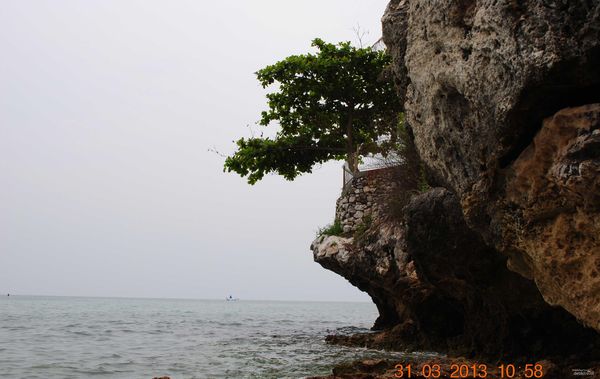 Batu mirip katak (kodok) di Laut Lamongan yang dinamakan Tanjung Kodok