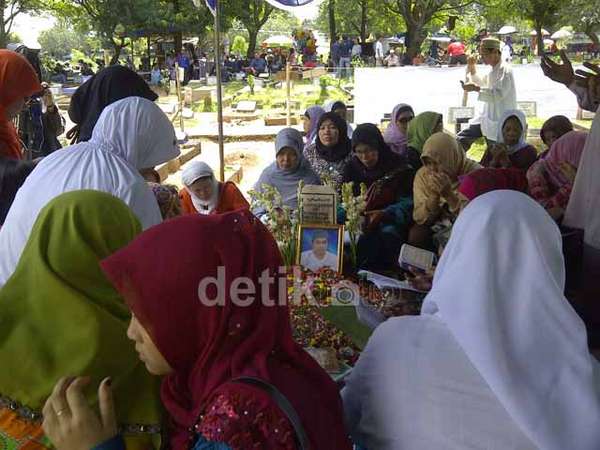 Suasana di Makam Uje Suasana di Makam Uje