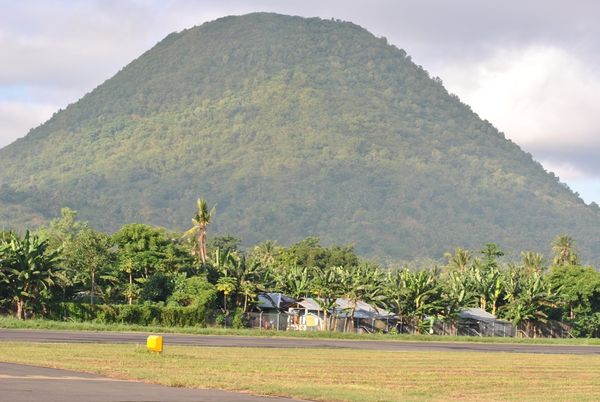 Bukit di sisi landasan