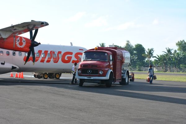 Pesawat Wings Air sedang mengisi bahan bakar